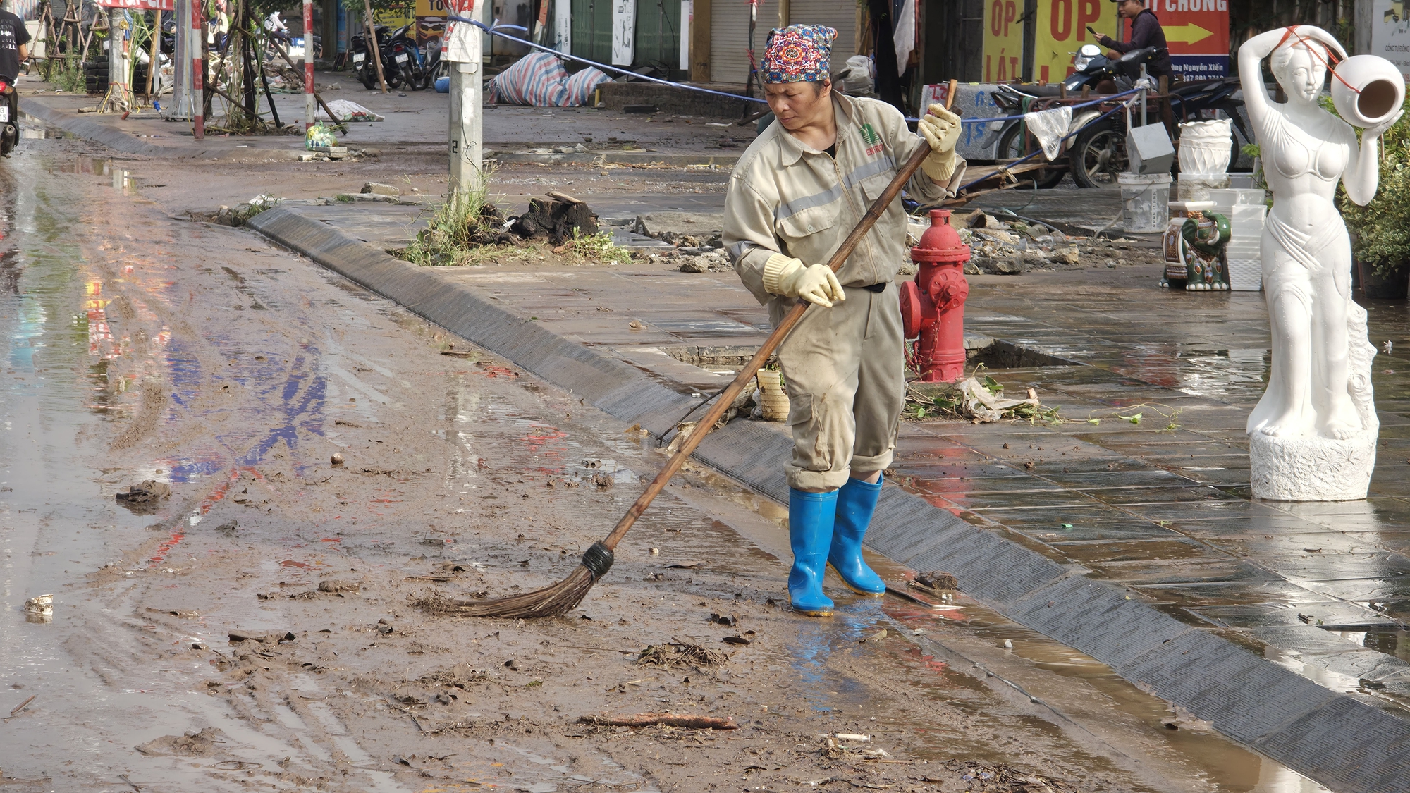 Cập nhật tình hình Hà Nội sáng nay: Nhiều ô tô chết máy vẫn nằm chắn ngang đường- Ảnh 20.