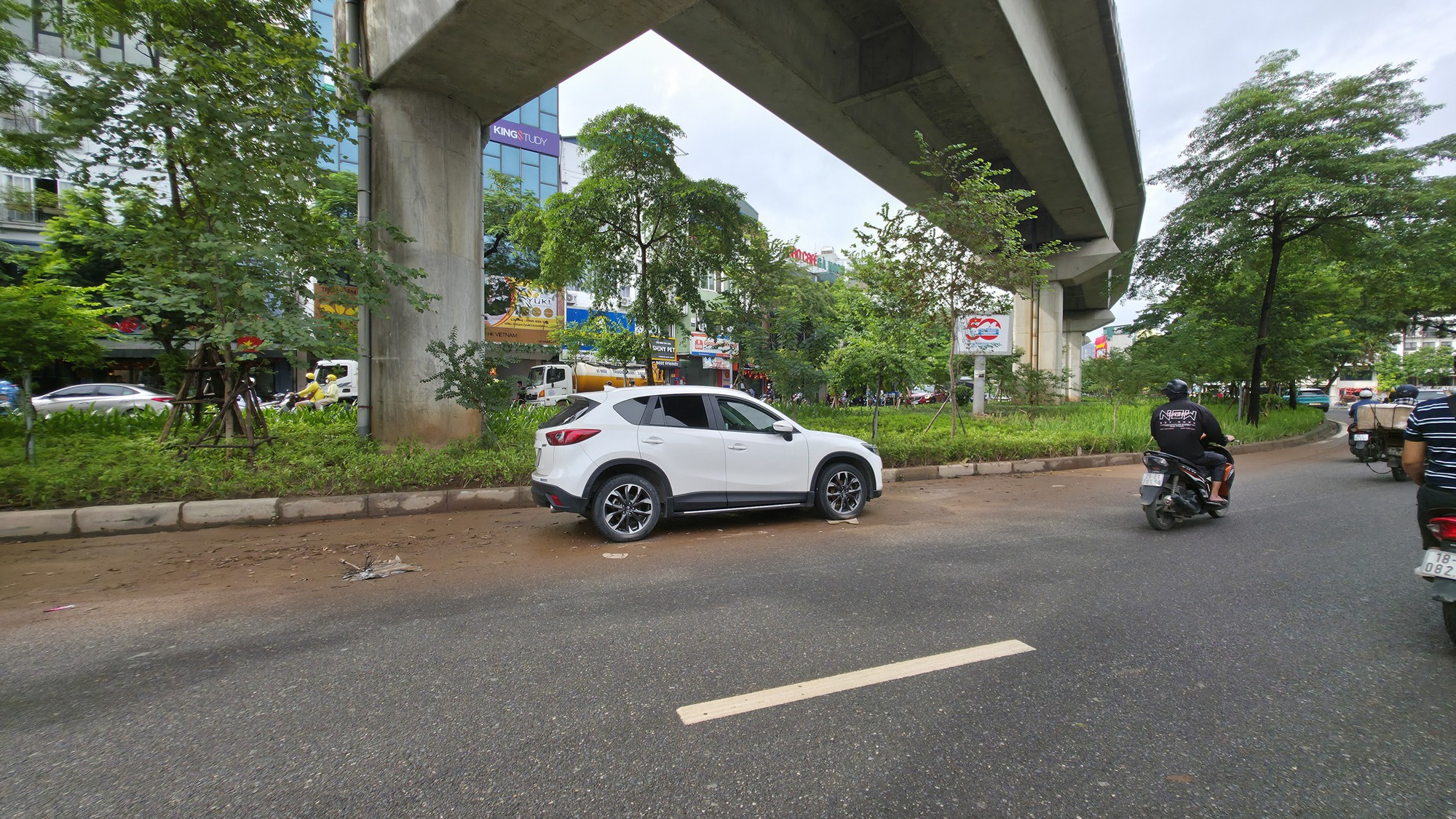 Cập nhật tình hình Hà Nội sáng nay: Nhiều ô tô chết máy vẫn nằm chắn ngang đường- Ảnh 10.