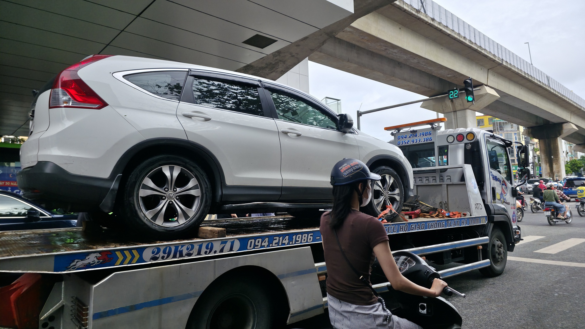 Cập nhật tình hình Hà Nội sáng nay: Nhiều ô tô chết máy vẫn nằm chắn ngang đường- Ảnh 12.