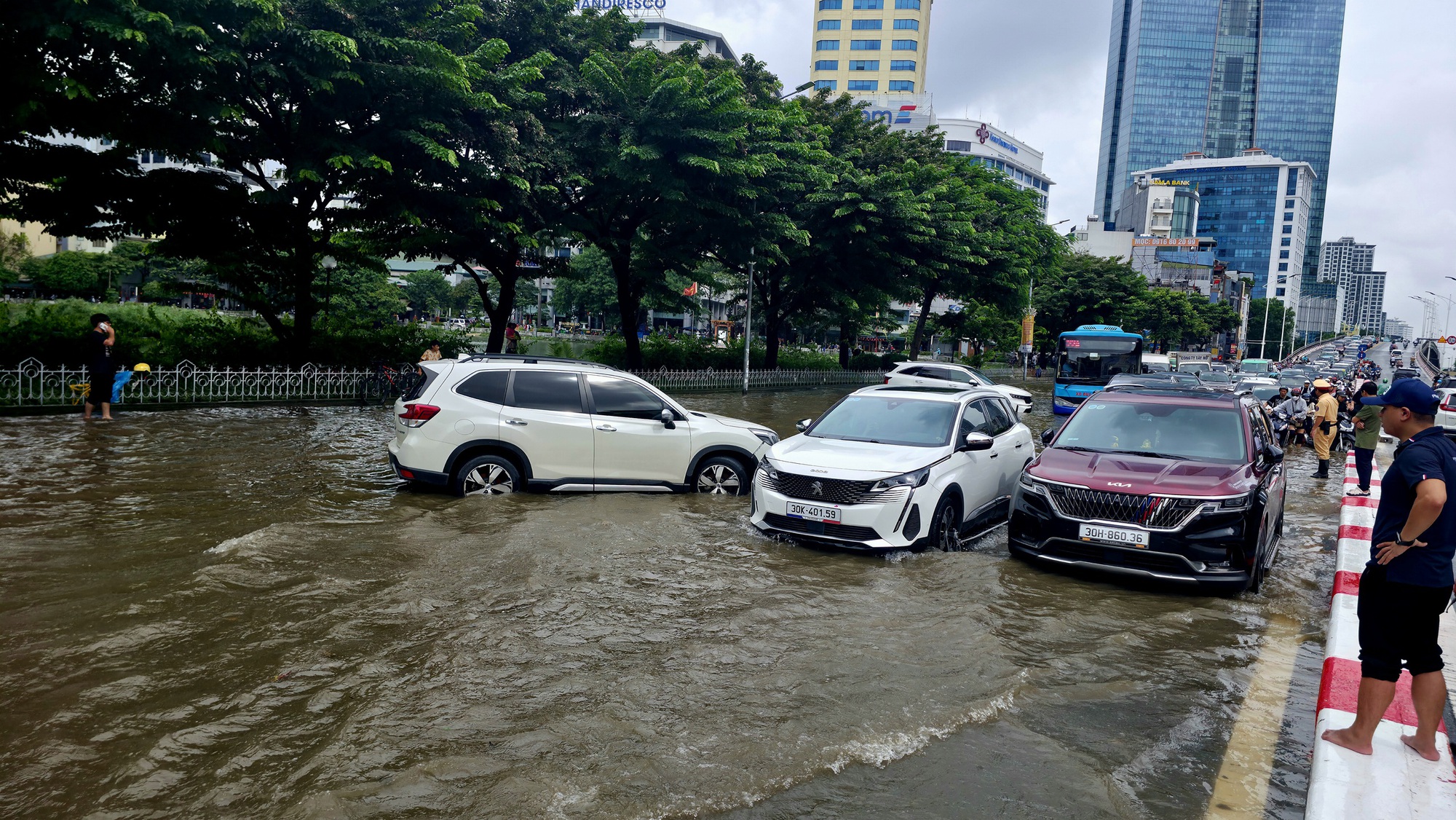 Cập nhật tình hình Hà Nội sáng nay: Nhiều ô tô chết máy vẫn nằm chắn ngang đường- Ảnh 13.