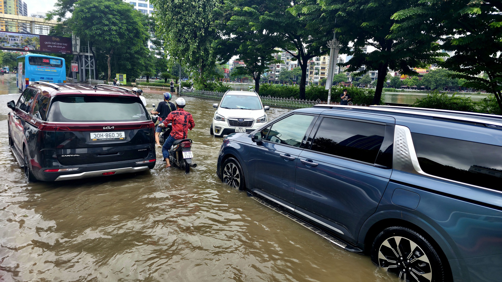 Cập nhật tình hình Hà Nội sáng nay: Nhiều ô tô chết máy vẫn nằm chắn ngang đường- Ảnh 14.