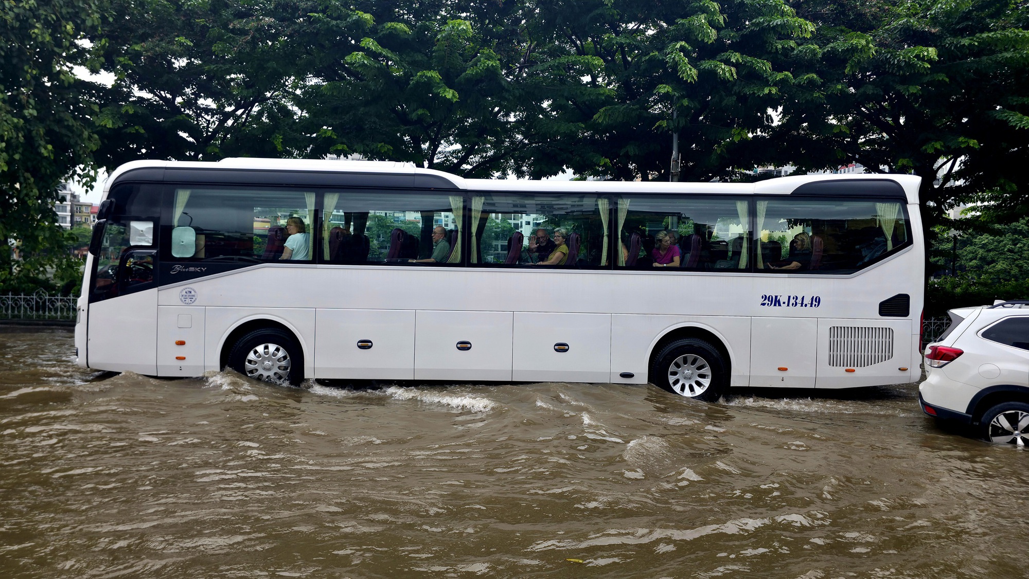 Cập nhật tình hình Hà Nội sáng nay: Nhiều ô tô chết máy vẫn nằm chắn ngang đường- Ảnh 16.