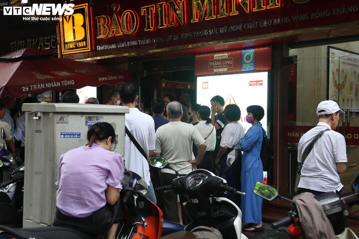 Xếp h&agrave;ng từ s&aacute;ng sớm chờ mua v&agrave;ng gi&aacute; 138 triệu đồng/lượng: Chuy&ecirc;n gia cảnh b&aacute;o- Ảnh 5.