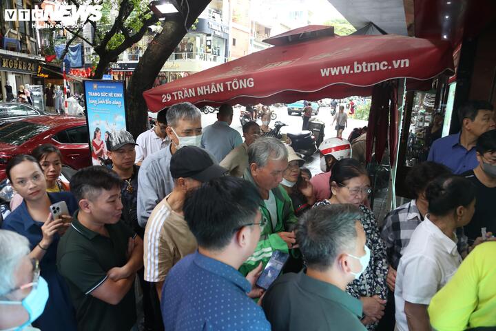 Xếp h&agrave;ng từ s&aacute;ng sớm chờ mua v&agrave;ng gi&aacute; 138 triệu đồng/lượng: Chuy&ecirc;n gia cảnh b&aacute;o- Ảnh 2.