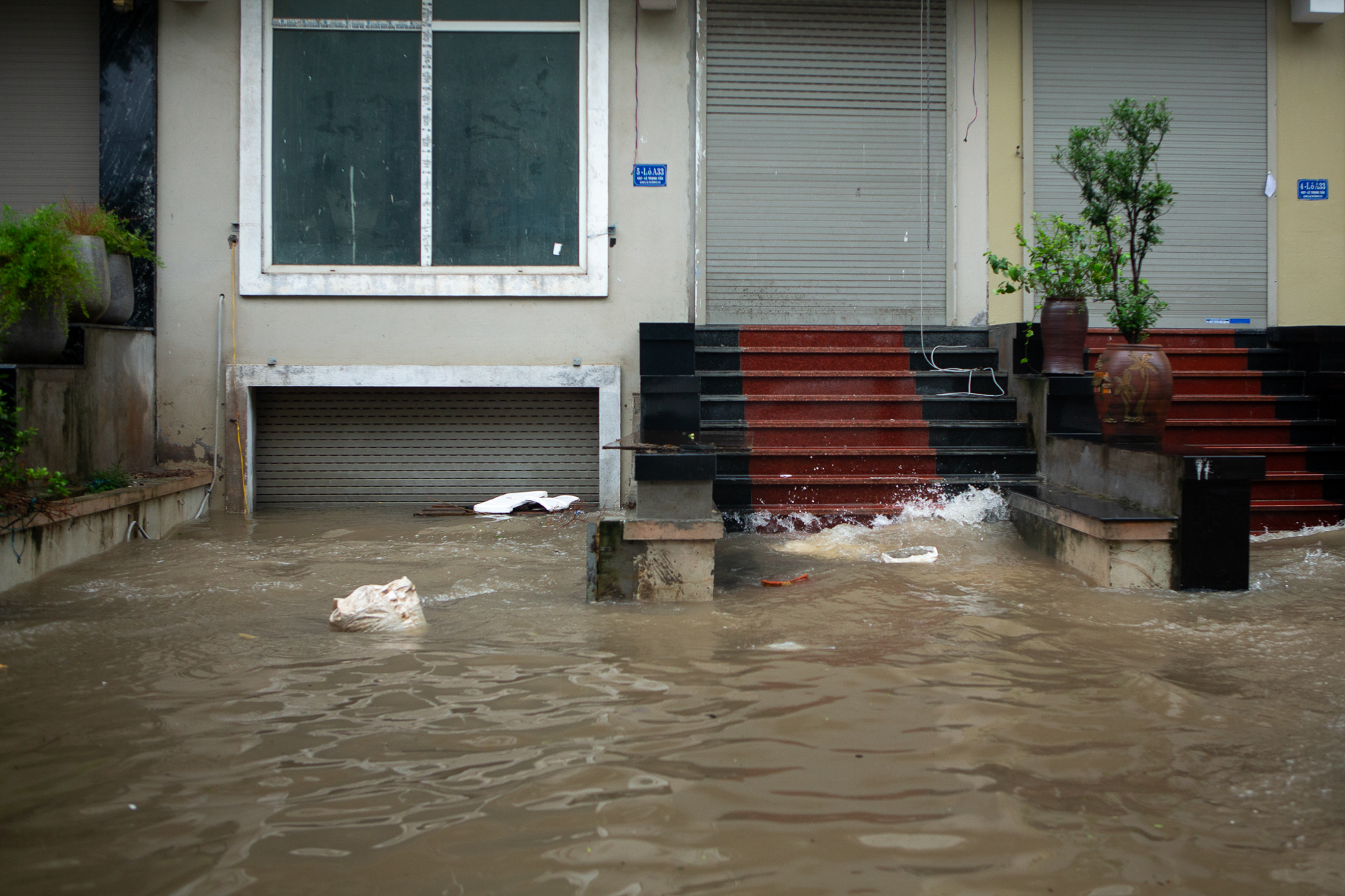 Thay bạn xem nhà ngày mưa bão: Geleximco hoá làng chài, Vinhomes Smart City vẫn thông thoáng- Ảnh 4. Thay bạn xem nhà ngày mưa bão: Geleximco hoá làng chài, Vinhomes Smart City vẫn thông thoáng- Ảnh 4.