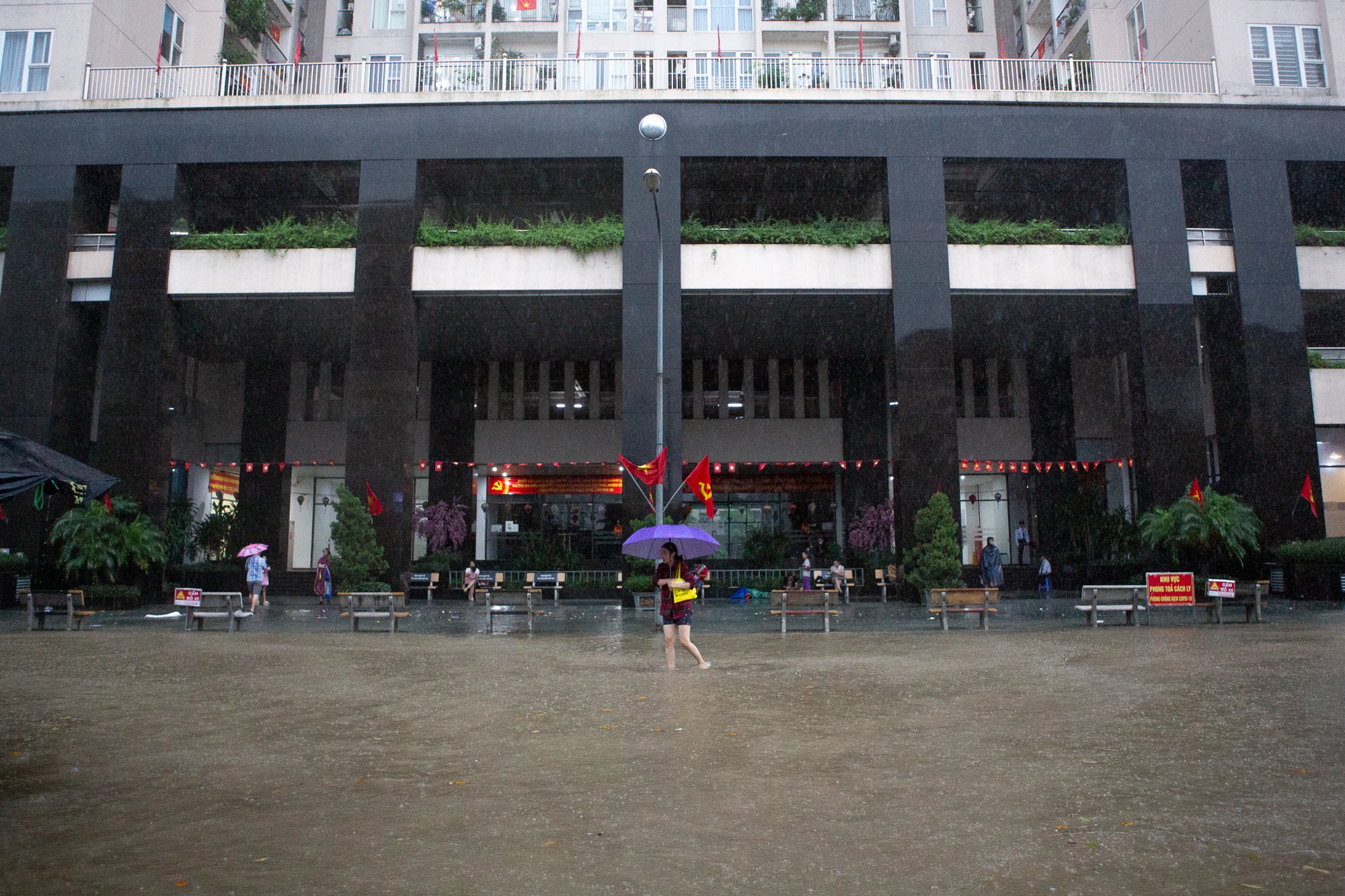 Thay bạn xem nhà ngày mưa bão: Geleximco hoá làng chài, Vinhomes Smart City vẫn thông thoáng- Ảnh 7. Thay bạn xem nhà ngày mưa bão: Geleximco hoá làng chài, Vinhomes Smart City vẫn thông thoáng- Ảnh 7.