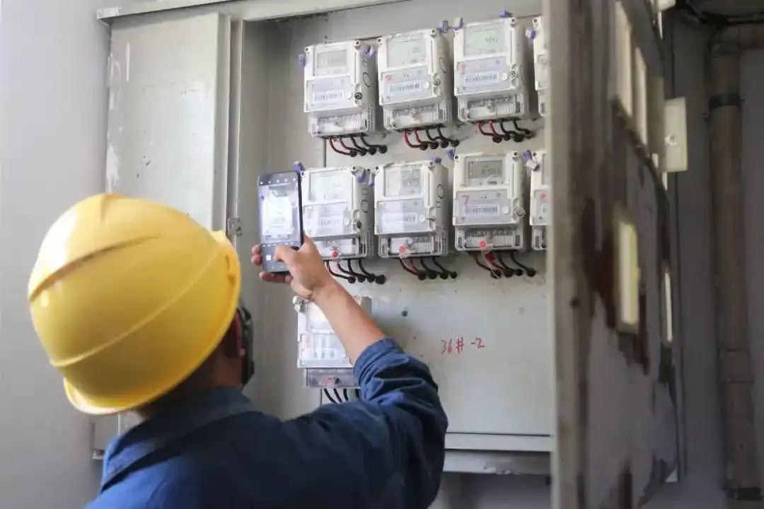 Tắt hết thiết bị điện trong nhà nhưng công tơ vẫn nhảy số, ngốn hơn 3,7 triệu đồng/tháng, người đàn ông gọi thợ đến kiểm tra thì được thông báo: “Có 1 dòng điện lạ”- Ảnh 1. Tắt hết thiết bị điện trong nhà nhưng công tơ vẫn nhảy số, ngốn hơn 3,7 triệu đồng/tháng, người đàn ông gọi thợ đến kiểm tra thì được thông báo: “Có 1 dòng điện lạ”- Ảnh 1.