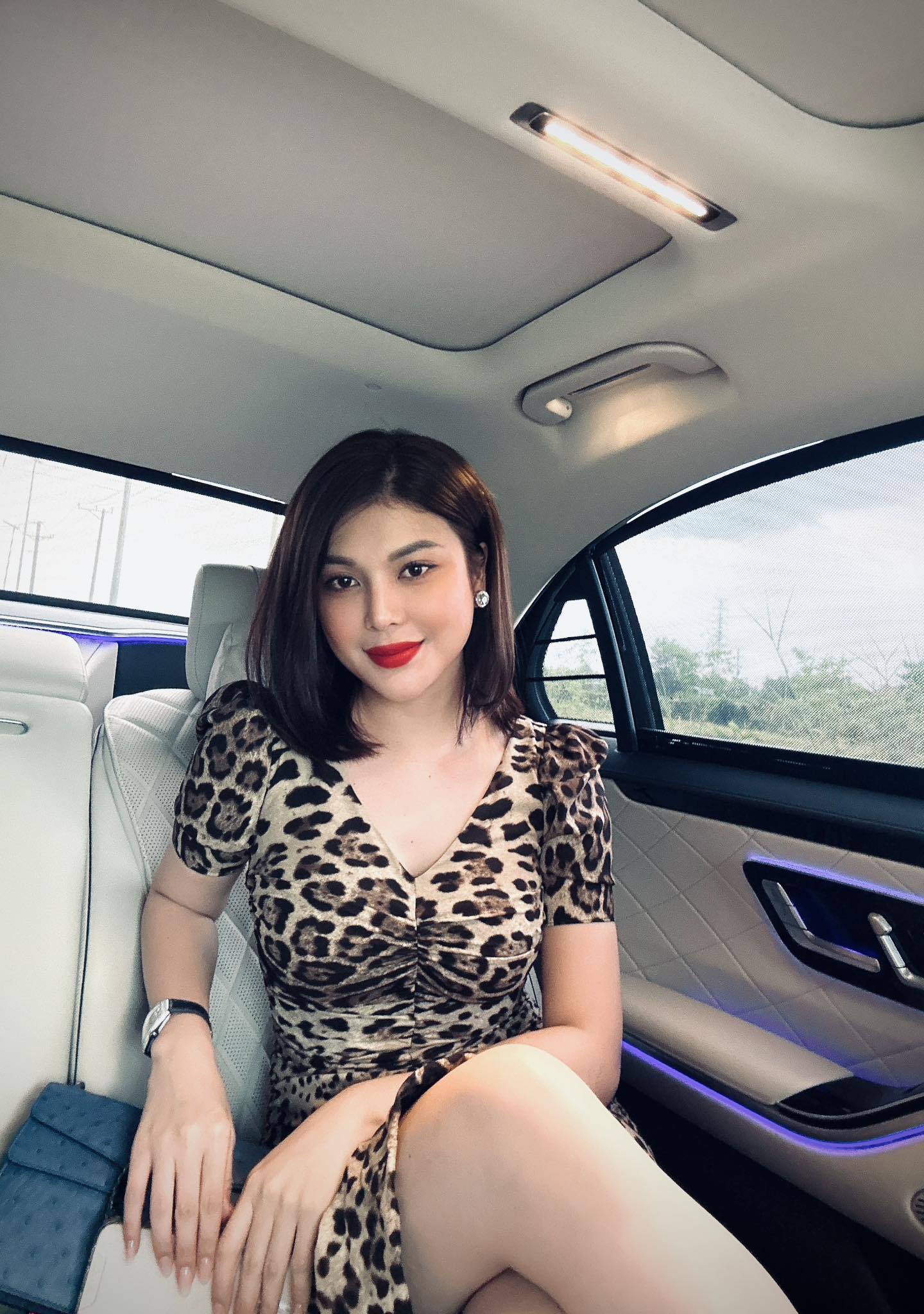 Nhan sắc nóng bỏng của nữ ca sĩ bị cha ruột bỏ rơi: 30 tuổi ở biệt thự 2.200 m2 giá 70 tỷ, đi May Bach- Ảnh 9. Nhan sắc nóng bỏng của nữ ca sĩ bị cha ruột bỏ rơi: 30 tuổi ở biệt thự 2.200 m2 giá 70 tỷ, đi May Bach- Ảnh 9.