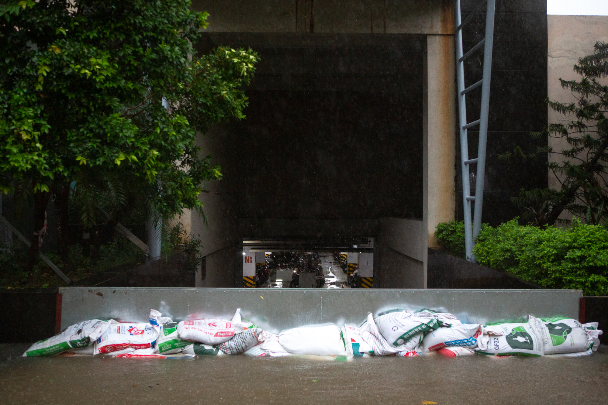 Thay bạn xem nhà ngày mưa bão: Geleximco hoá làng chài, Vinhomes Smart City vẫn thông thoáng- Ảnh 8. Thay bạn xem nhà ngày mưa bão: Geleximco hoá làng chài, Vinhomes Smart City vẫn thông thoáng- Ảnh 8.