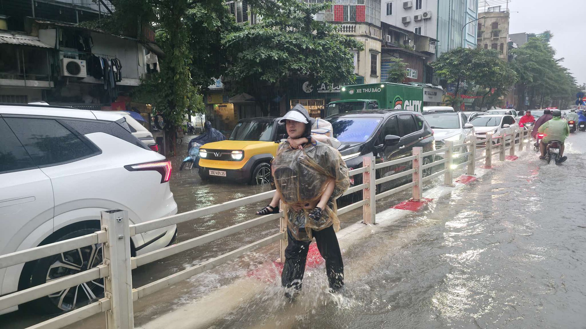 Mưa lớn, nhiều học sinh phải ở lại trường qua đêm: Sở GD&ĐT Hà Nội giải thích lý do phản ứng chậm- Ảnh 1.