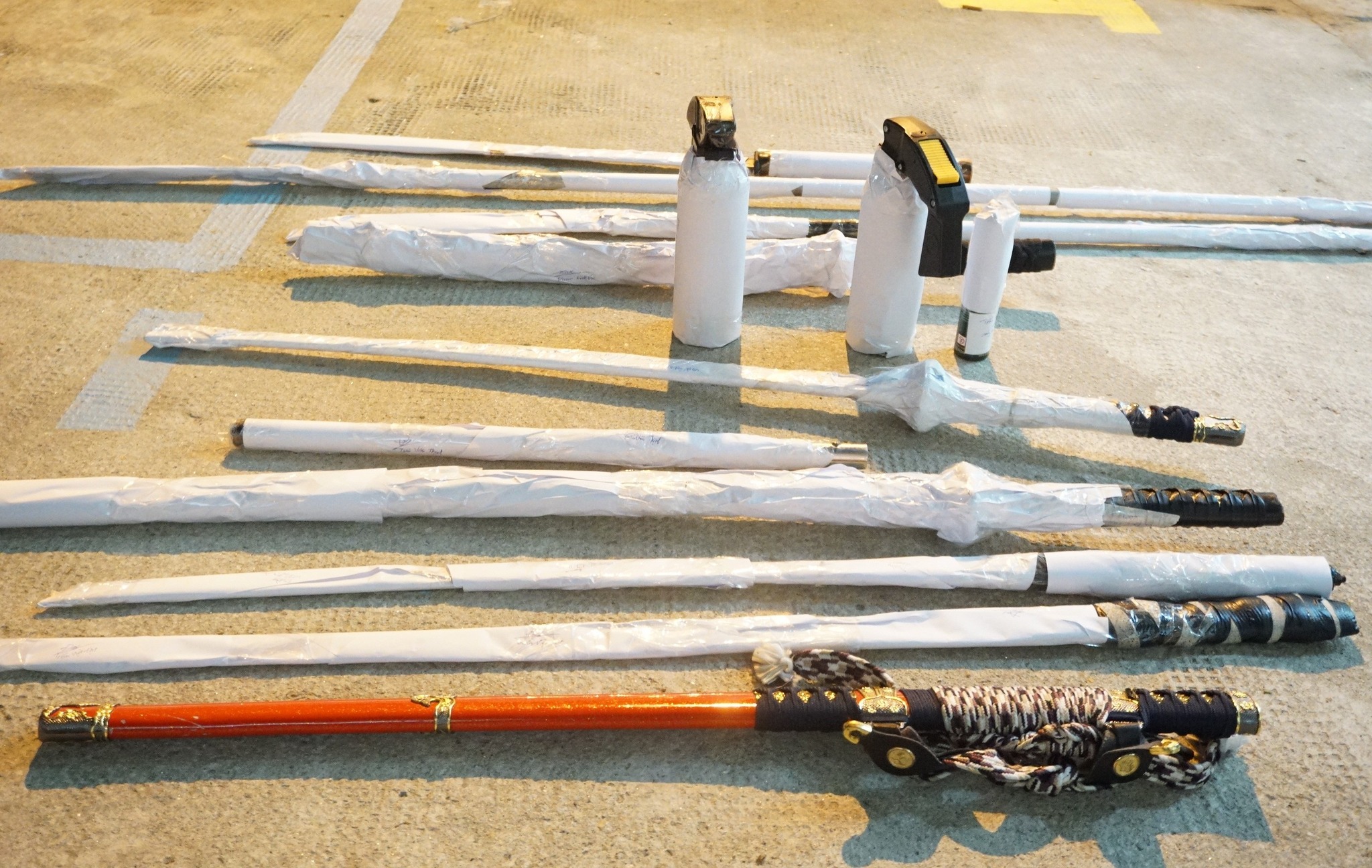 Bắt tạm giam 34 đối tượng còn rất trẻ tuổi: Nhiều người bật khóc nức nở khi nghe đọc lệnh- Ảnh 3.