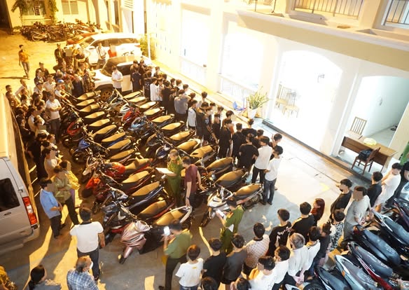 Bắt tạm giam 34 đối tượng còn rất trẻ tuổi: Nhiều người bật khóc nức nở khi nghe đọc lệnh- Ảnh 1.