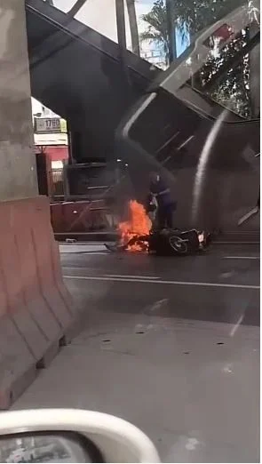 Nam thanh niên tự thiêu khiến đường phố hỗn loạn, nhân chứng kể lại cuộc điện thoại trước đó vài phút- Ảnh 1.