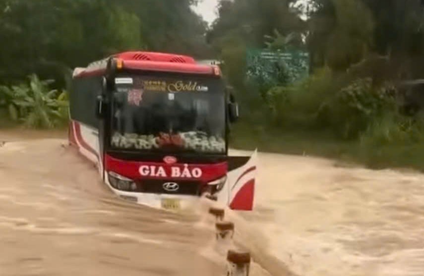 VIDEO: Xe khách chở 15 người đột ngột chết máy, mắc kẹt giữa dòng nước lũ cuồn cuộn- Ảnh 1.