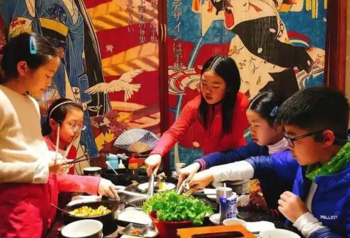 “Thuê con, thuê cháu” giá 9 triệu đồng/buổi: Trào lưu gây sốc trong giới người già cô đơn ở Trung Quốc- Ảnh 2. “Thuê con, thuê cháu” giá 9 triệu đồng/buổi: Trào lưu gây sốc trong giới người già cô đơn ở Trung Quốc- Ảnh 2.