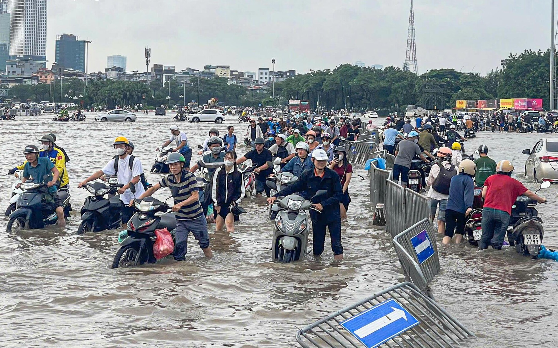 Hà Nội lại mưa to, lượng mưa so với trận lụt lịch sử 2008 thế nào mà nhiều nơi chìm trong biển nước?