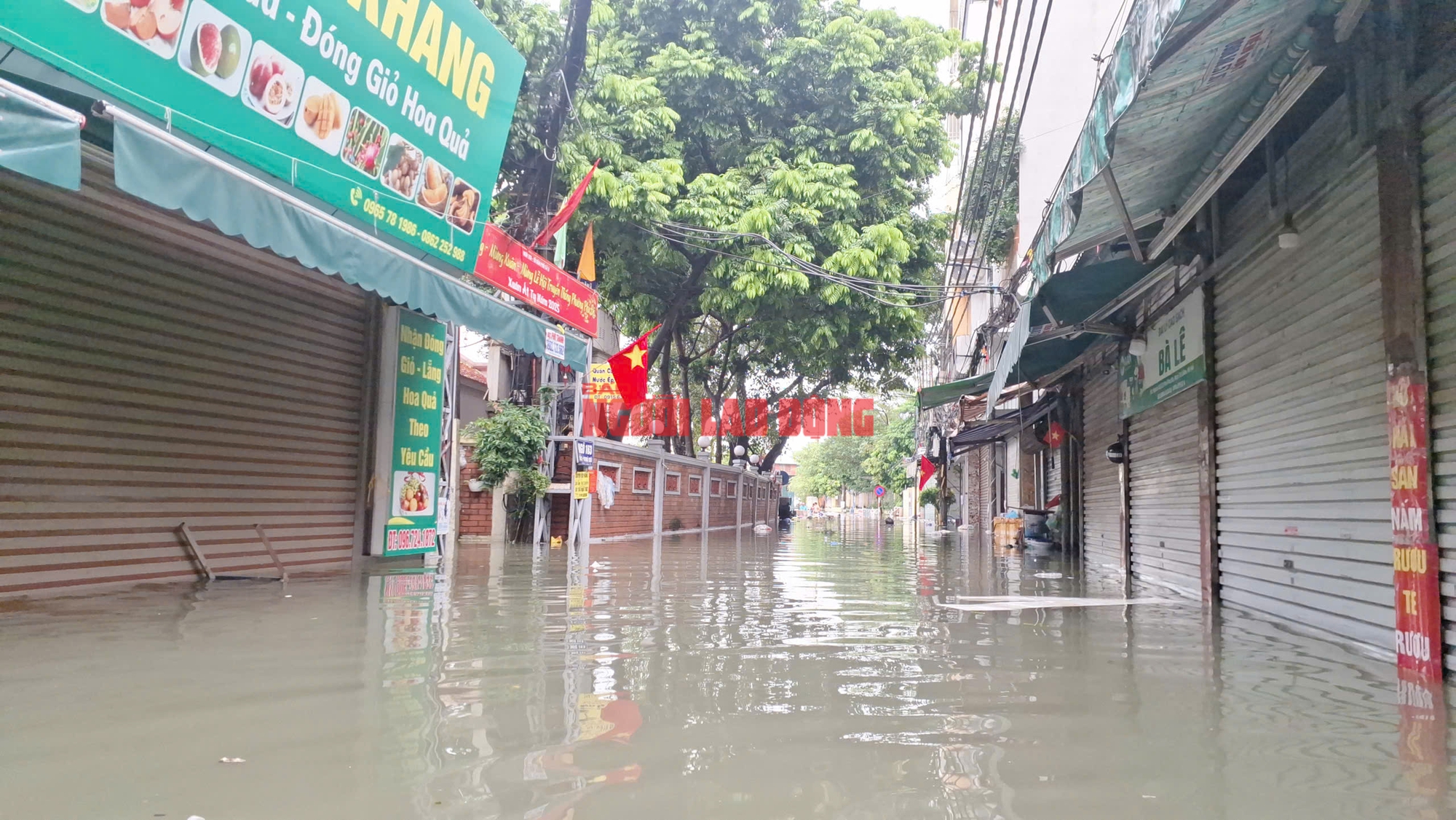 VIDEO: Sáng nay nhiều điểm tại Hà Nội vẫn ngập nặng, người dân lội nước đến thắt lưng- Ảnh 2. VIDEO: Sáng nay nhiều điểm tại Hà Nội vẫn ngập nặng, người dân lội nước đến thắt lưng- Ảnh 2.