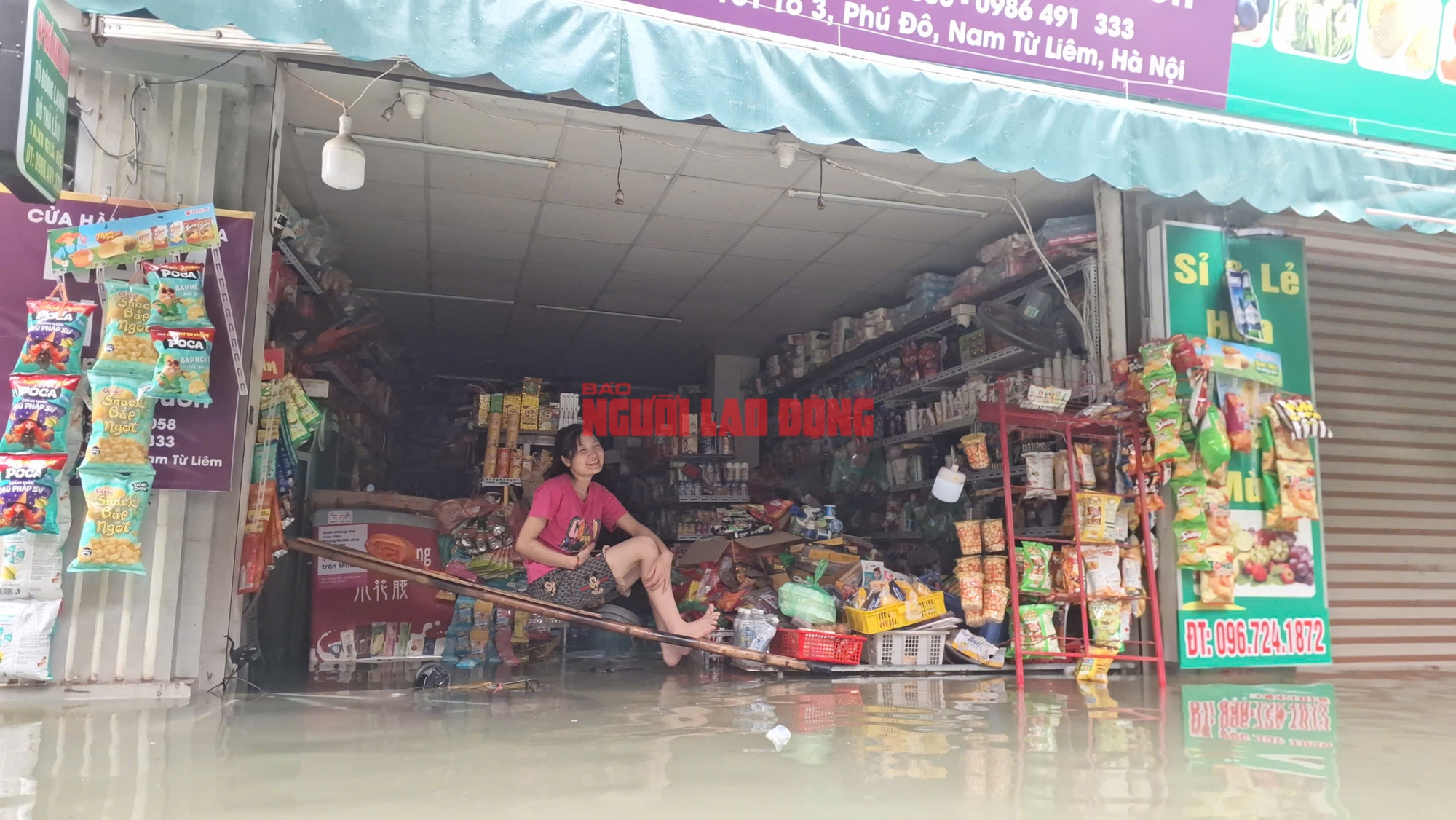 VIDEO: Sáng nay nhiều điểm tại Hà Nội vẫn ngập nặng, người dân lội nước đến thắt lưng- Ảnh 5. VIDEO: Sáng nay nhiều điểm tại Hà Nội vẫn ngập nặng, người dân lội nước đến thắt lưng- Ảnh 5.