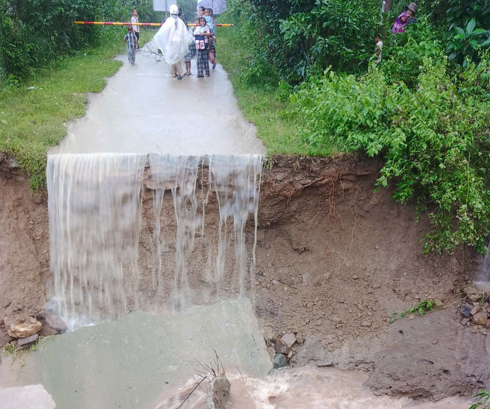 Sập cống liên hợp, nhiều hộ dân bị cô lập- Ảnh 2.