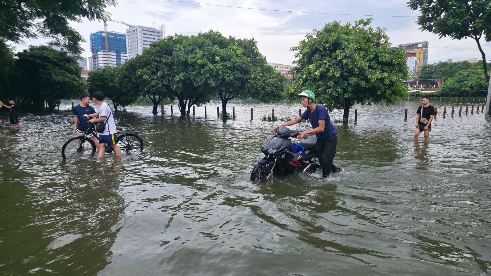 Cảnh lạ ở "Vịnh Văn Qu&aacute;n" sau ng&agrave;y mưa xối xả: Phố x&aacute; m&ecirc;nh m&ocirc;ng nước, trẻ em rủ nhau vầy nước, bắt c&aacute;- Ảnh 2.