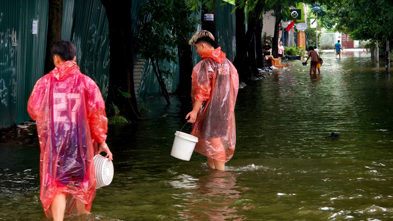 Cảnh lạ ở "Vịnh Văn Qu&aacute;n" sau ng&agrave;y mưa xối xả: Phố x&aacute; m&ecirc;nh m&ocirc;ng nước, trẻ em rủ nhau vầy nước, bắt c&aacute;- Ảnh 5.