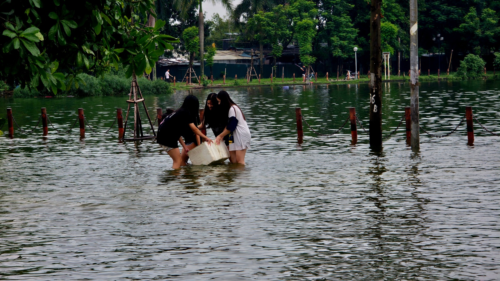 Cảnh lạ ở "Vịnh Văn Qu&aacute;n" sau ng&agrave;y mưa xối xả: Phố x&aacute; m&ecirc;nh m&ocirc;ng nước, trẻ em rủ nhau vầy nước, bắt c&aacute;- Ảnh 6.