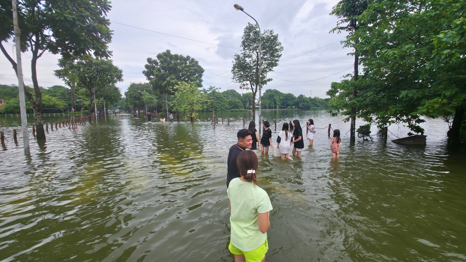 Cảnh lạ ở "Vịnh Văn Qu&aacute;n" sau ng&agrave;y mưa xối xả: Phố x&aacute; m&ecirc;nh m&ocirc;ng nước, trẻ em rủ nhau vầy nước, bắt c&aacute;- Ảnh 9.