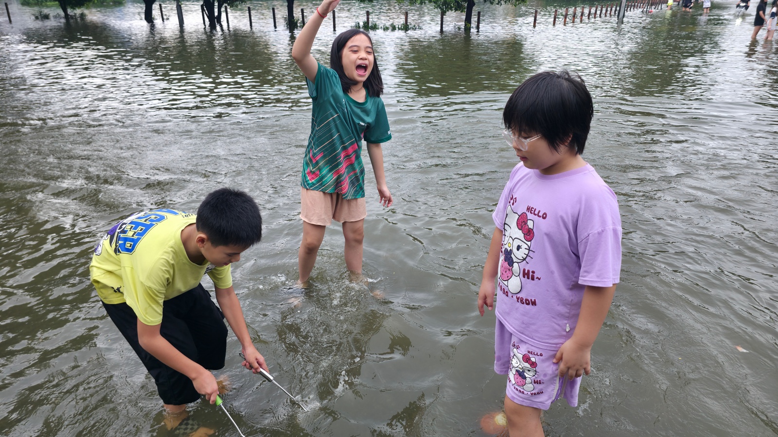 Cảnh lạ ở "Vịnh Văn Qu&aacute;n" sau ng&agrave;y mưa xối xả: Phố x&aacute; m&ecirc;nh m&ocirc;ng nước, trẻ em rủ nhau vầy nước, bắt c&aacute;- Ảnh 8.