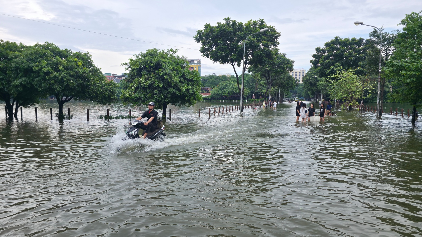 Cảnh lạ ở "Vịnh Văn Qu&aacute;n" sau ng&agrave;y mưa xối xả: Phố x&aacute; m&ecirc;nh m&ocirc;ng nước, trẻ em rủ nhau vầy nước, bắt c&aacute;- Ảnh 1.