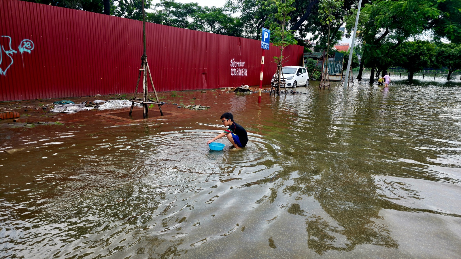 Cảnh lạ ở "Vịnh Văn Qu&aacute;n" sau ng&agrave;y mưa xối xả: Phố x&aacute; m&ecirc;nh m&ocirc;ng nước, trẻ em rủ nhau vầy nước, bắt c&aacute;- Ảnh 10.