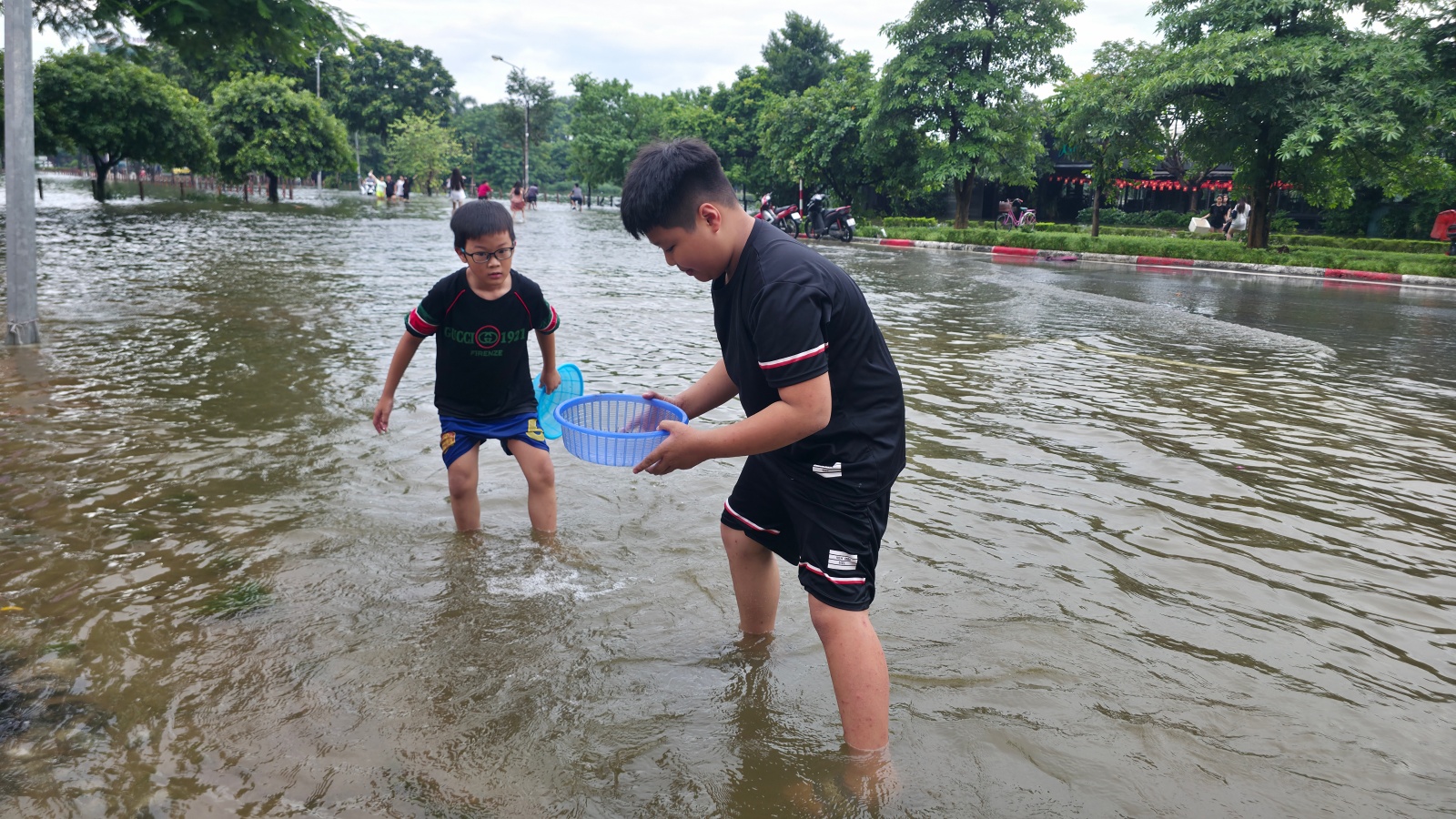 Cảnh lạ ở "Vịnh Văn Qu&aacute;n" sau ng&agrave;y mưa xối xả: Phố x&aacute; m&ecirc;nh m&ocirc;ng nước, trẻ em rủ nhau vầy nước, bắt c&aacute;- Ảnh 11.