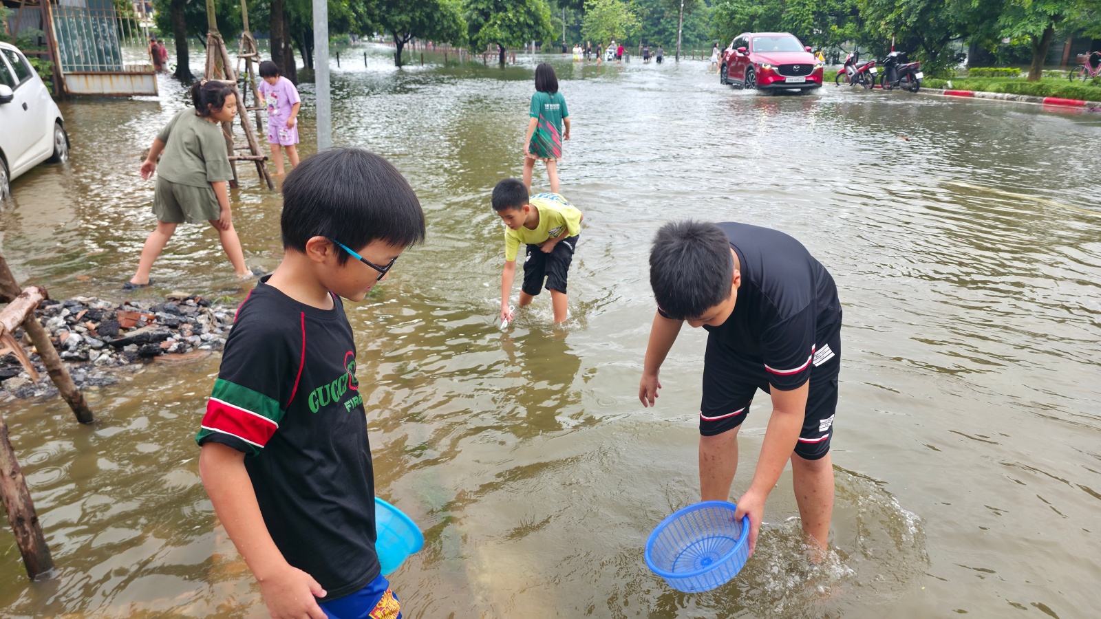 Cảnh lạ ở "Vịnh Văn Qu&aacute;n" sau ng&agrave;y mưa xối xả: Phố x&aacute; m&ecirc;nh m&ocirc;ng nước, trẻ em rủ nhau vầy nước, bắt c&aacute;- Ảnh 7.
