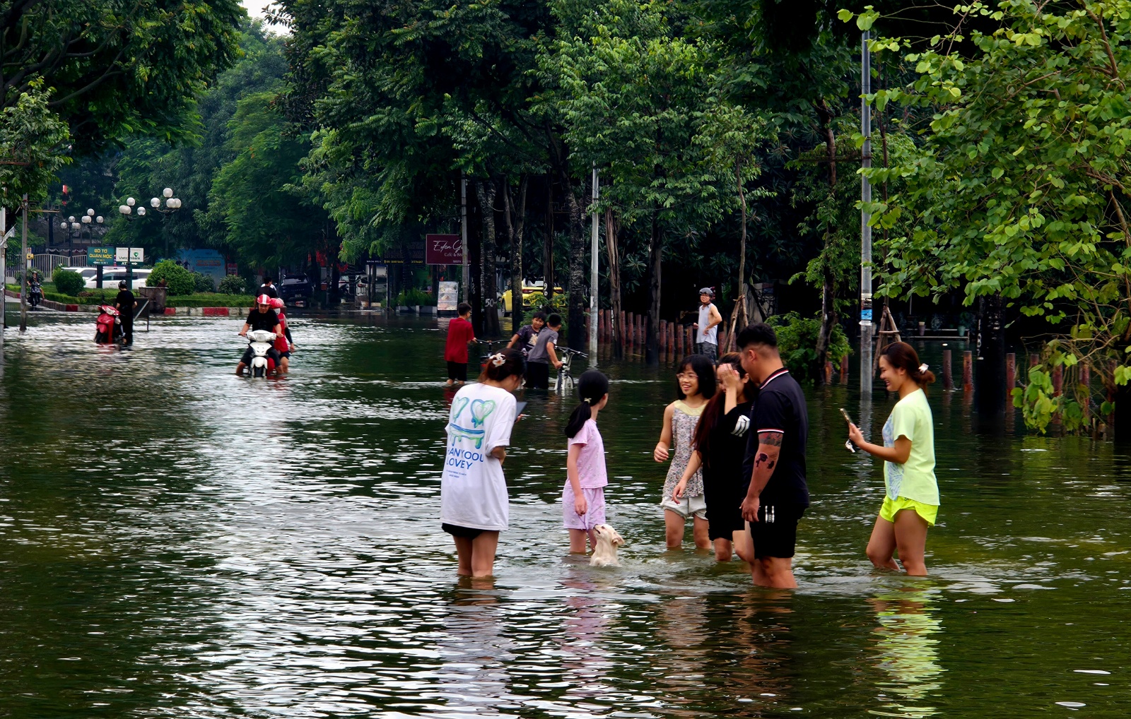 Cảnh lạ ở "Vịnh Văn Qu&aacute;n" sau ng&agrave;y mưa xối xả: Phố x&aacute; m&ecirc;nh m&ocirc;ng nước, trẻ em rủ nhau vầy nước, bắt c&aacute;- Ảnh 4.