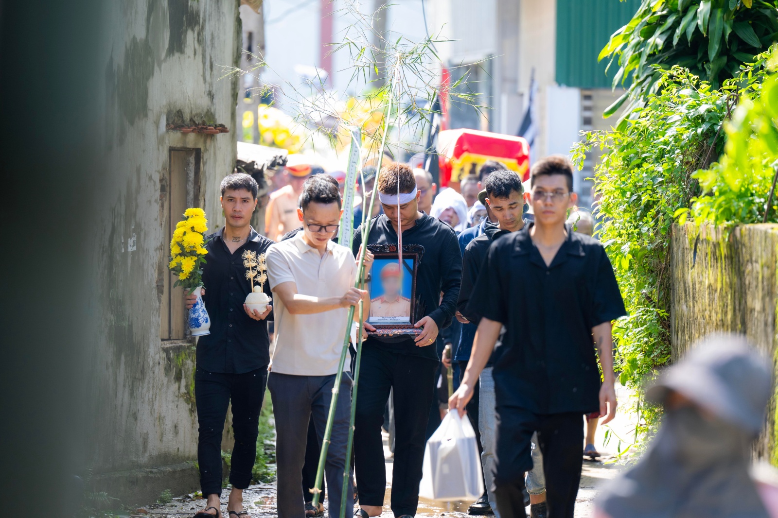 Vụ b&eacute; trai 7 tuổi v&agrave; bố tử vong do ngạt kh&iacute; m&aacute;y ph&aacute;t điện ở Nghệ An: Nghẹn l&ograve;ng khoảnh khắc h&agrave;ng trăm học sinh xếp h&agrave;ng tiễn bạn về nơi an nghỉ cuối c&ugrave;ng- Ảnh 2.