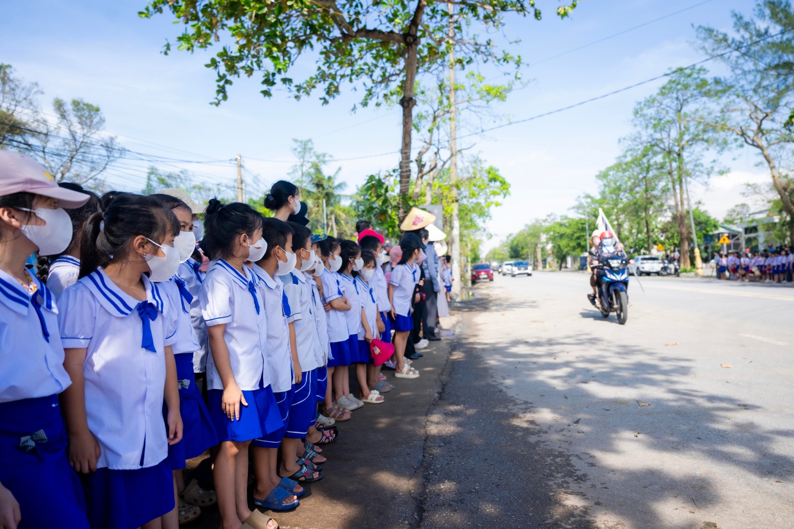 Vụ b&eacute; trai 7 tuổi v&agrave; bố tử vong do ngạt kh&iacute; m&aacute;y ph&aacute;t điện ở Nghệ An: Nghẹn l&ograve;ng khoảnh khắc h&agrave;ng trăm học sinh xếp h&agrave;ng tiễn bạn về nơi an nghỉ cuối c&ugrave;ng- Ảnh 4.
