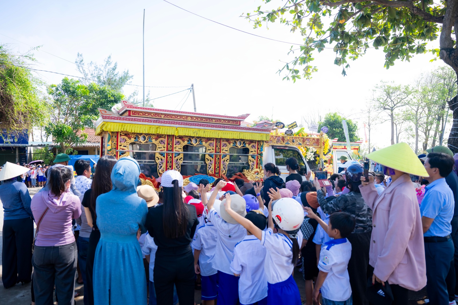 Vụ b&eacute; trai 7 tuổi v&agrave; bố tử vong do ngạt kh&iacute; m&aacute;y ph&aacute;t điện ở Nghệ An: Nghẹn l&ograve;ng khoảnh khắc h&agrave;ng trăm học sinh xếp h&agrave;ng tiễn bạn về nơi an nghỉ cuối c&ugrave;ng- Ảnh 5.