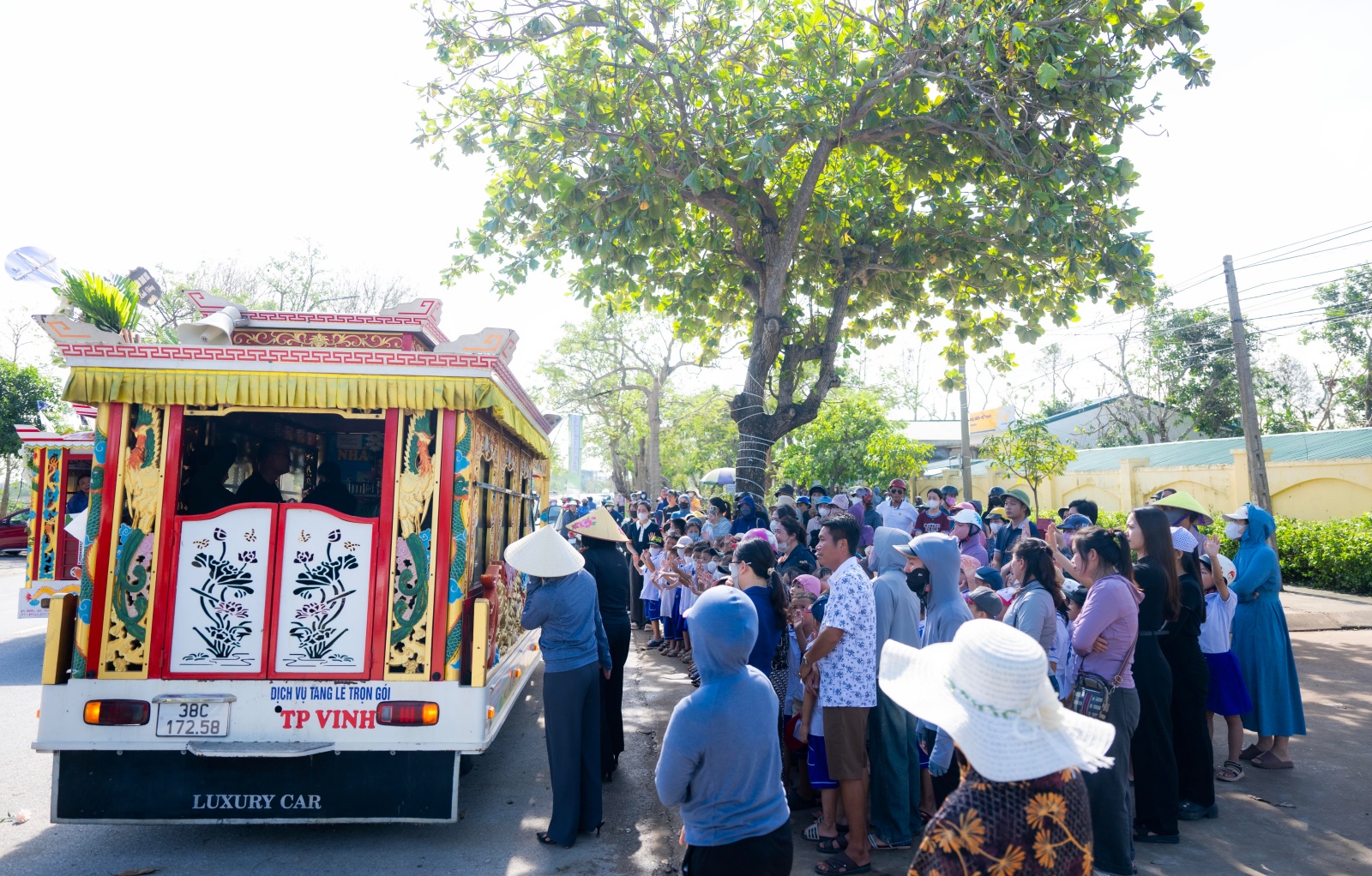 Vụ b&eacute; trai 7 tuổi v&agrave; bố tử vong do ngạt kh&iacute; m&aacute;y ph&aacute;t điện ở Nghệ An: Nghẹn l&ograve;ng khoảnh khắc h&agrave;ng trăm học sinh xếp h&agrave;ng tiễn bạn về nơi an nghỉ cuối c&ugrave;ng- Ảnh 6.