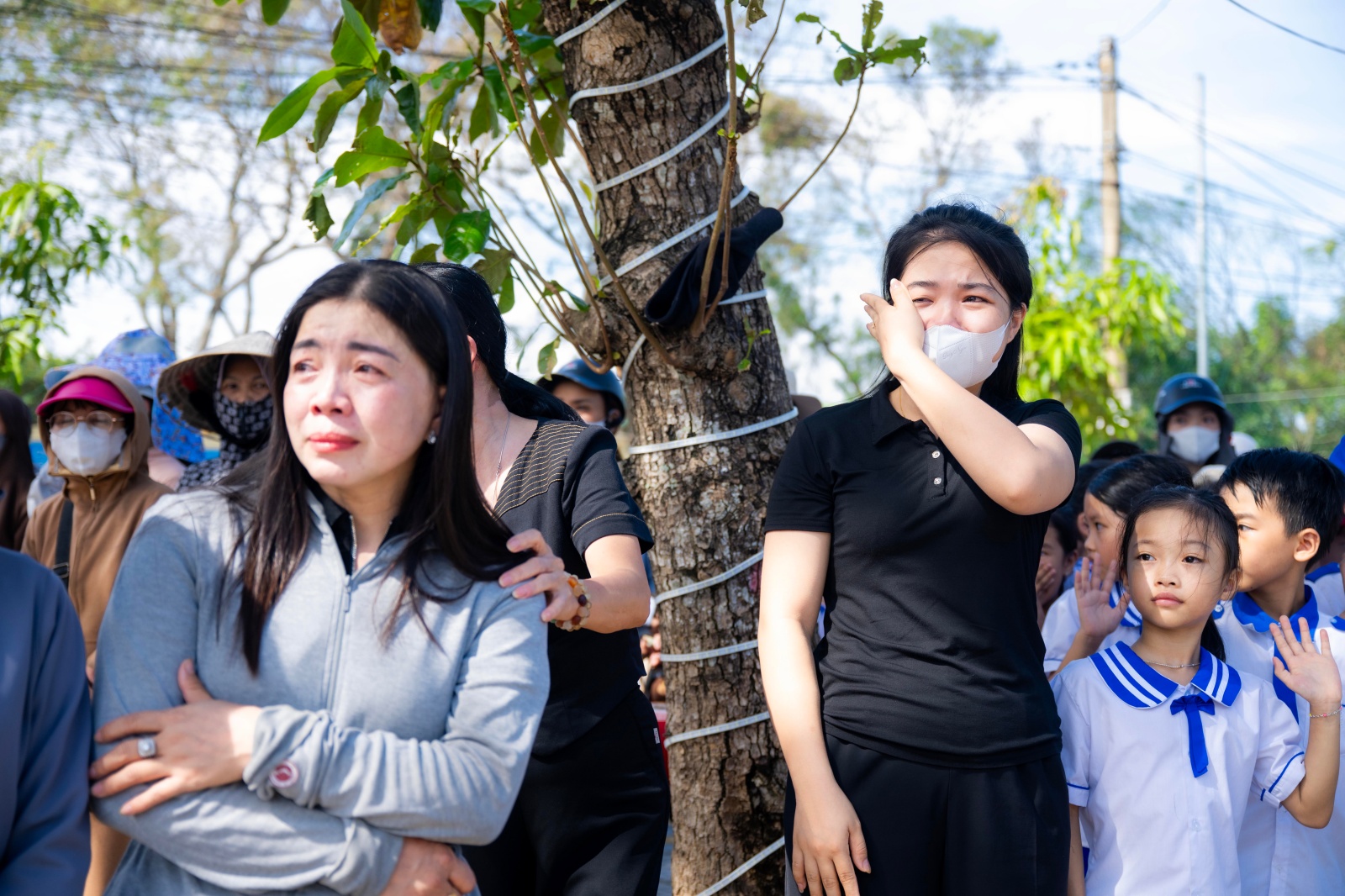 Vụ b&eacute; trai 7 tuổi v&agrave; bố tử vong do ngạt kh&iacute; m&aacute;y ph&aacute;t điện ở Nghệ An: Nghẹn l&ograve;ng khoảnh khắc h&agrave;ng trăm học sinh xếp h&agrave;ng tiễn bạn về nơi an nghỉ cuối c&ugrave;ng- Ảnh 9.