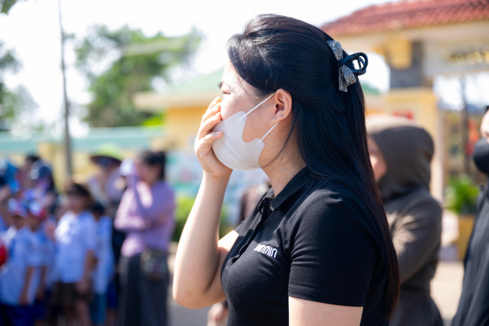 Vụ b&eacute; trai 7 tuổi v&agrave; bố tử vong do ngạt kh&iacute; m&aacute;y ph&aacute;t điện ở Nghệ An: Nghẹn l&ograve;ng khoảnh khắc h&agrave;ng trăm học sinh xếp h&agrave;ng tiễn bạn về nơi an nghỉ cuối c&ugrave;ng- Ảnh 8.