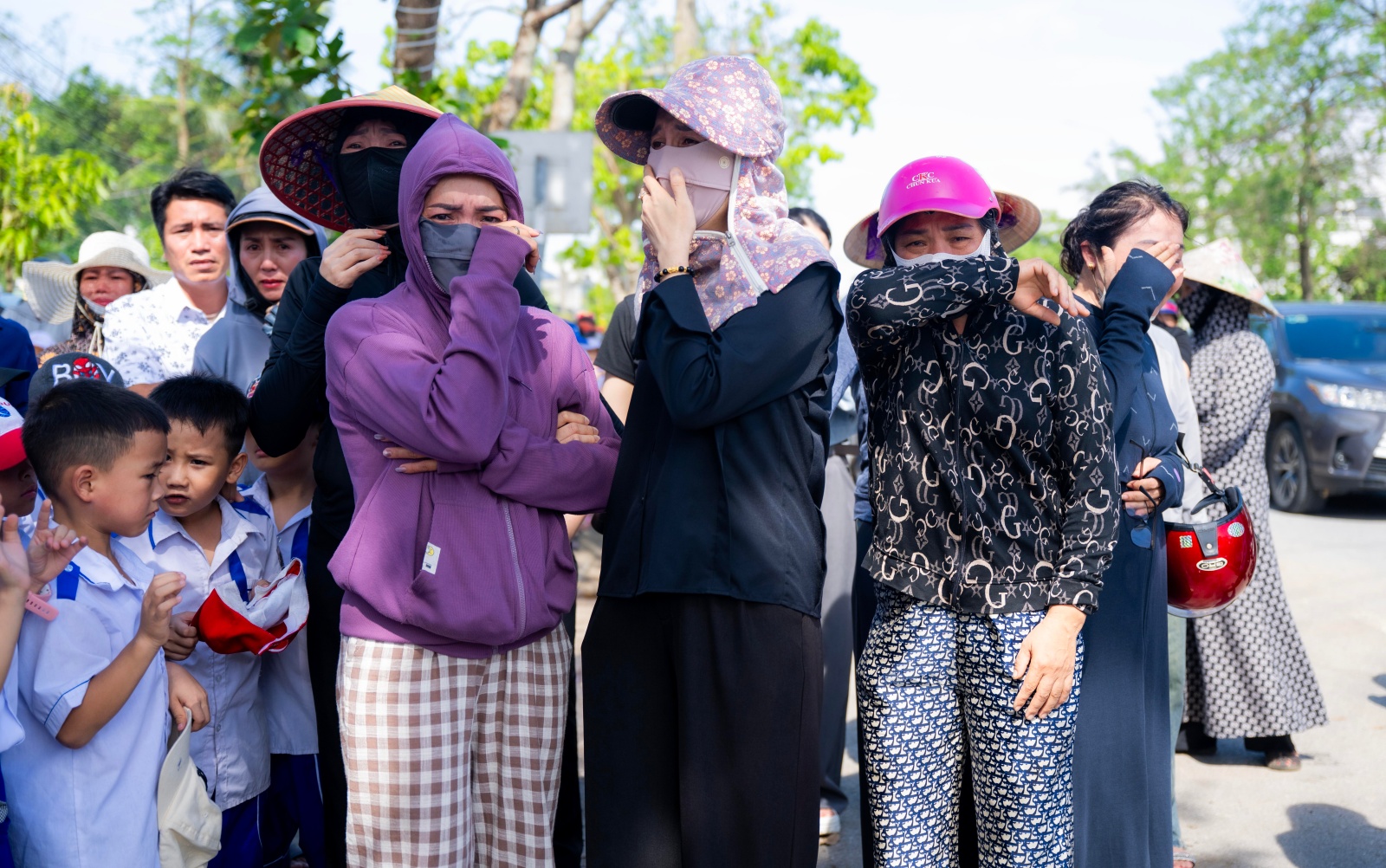 Vụ b&eacute; trai 7 tuổi v&agrave; bố tử vong do ngạt kh&iacute; m&aacute;y ph&aacute;t điện ở Nghệ An: Nghẹn l&ograve;ng khoảnh khắc h&agrave;ng trăm học sinh xếp h&agrave;ng tiễn bạn về nơi an nghỉ cuối c&ugrave;ng- Ảnh 11.