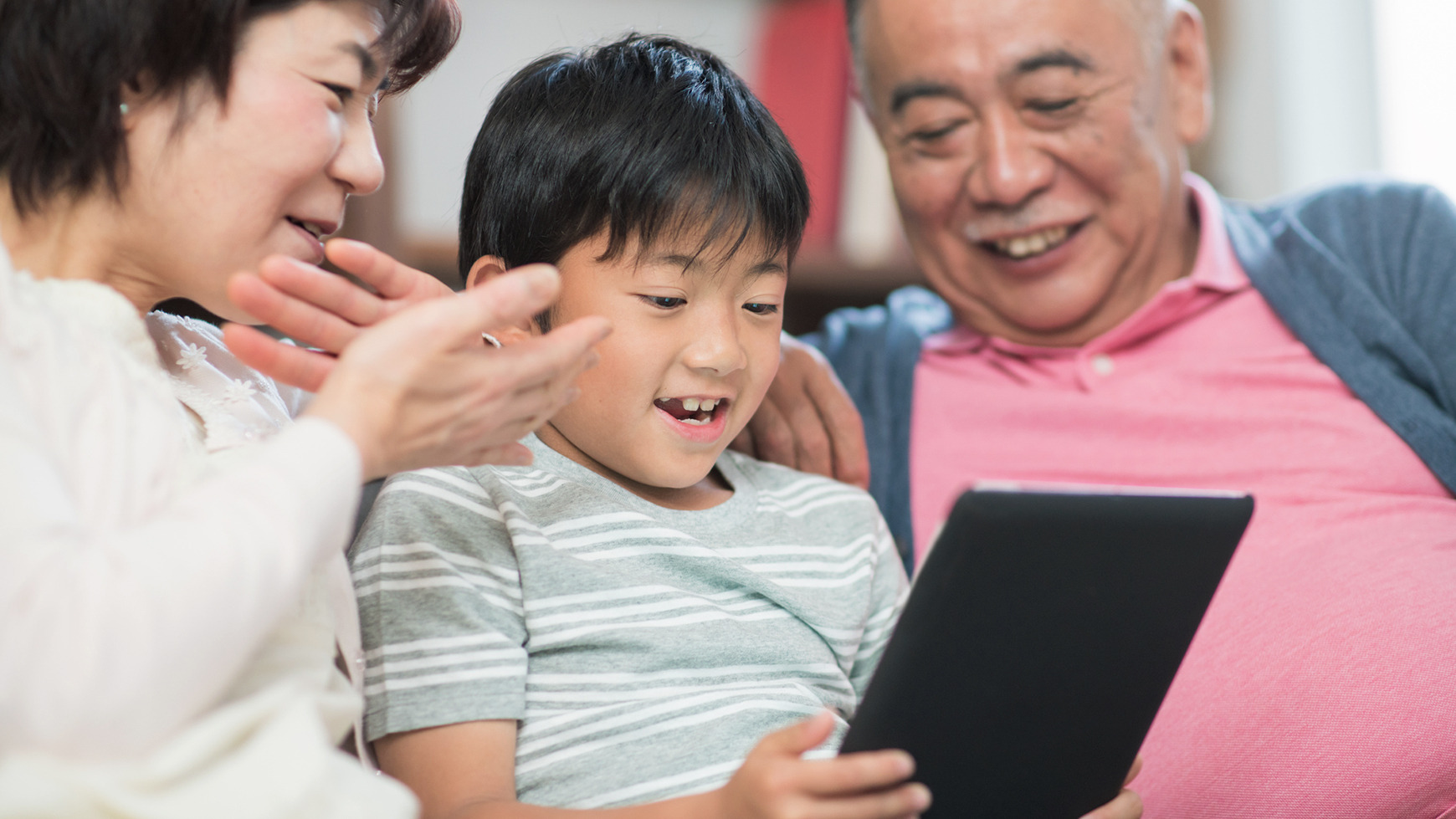 Con dâu ra ngoài nhờ bố chồng ở nhà chăm cháu, 30 phút sau check cam thì thấy cảnh tượng cả đời không quên- Ảnh 2.