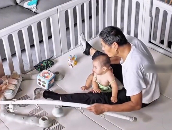 Con dâu ra ngoài nhờ bố chồng ở nhà chăm cháu, 30 phút sau check cam thì thấy cảnh tượng cả đời không quên- Ảnh 1.