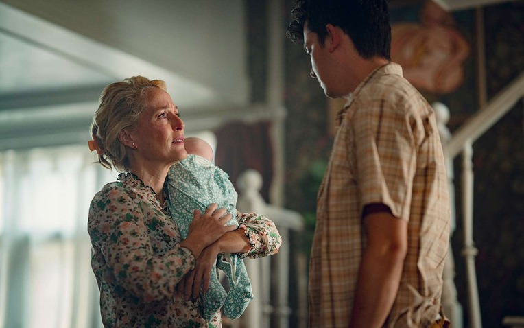 Xem phim Sex Education, t&ocirc;i chợt nhớ đến lần mẹ &ocirc;m t&ocirc;i kh&oacute;c giữa đ&ecirc;m: H&oacute;a ra b&agrave; đ&atilde; hy sinh nhiều hơn t&ocirc;i từng nghĩ- Ảnh 1.