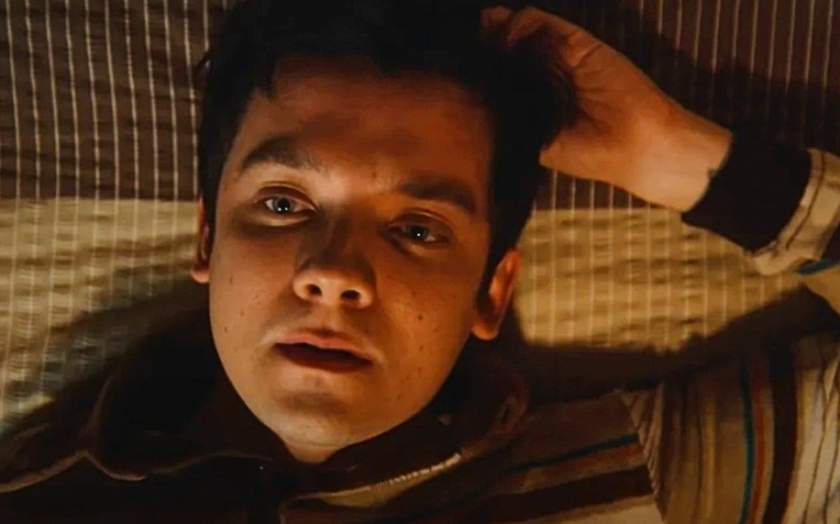 Xem phim Sex Education, t&ocirc;i nghẹn ng&agrave;o nhớ lại ng&agrave;y bố đập vỡ b&aacute;t cơm tr&ecirc;n b&agrave;n, tuổi thơ t&ocirc;i từ đ&oacute; cũng n&aacute;t tan- Ảnh 1.