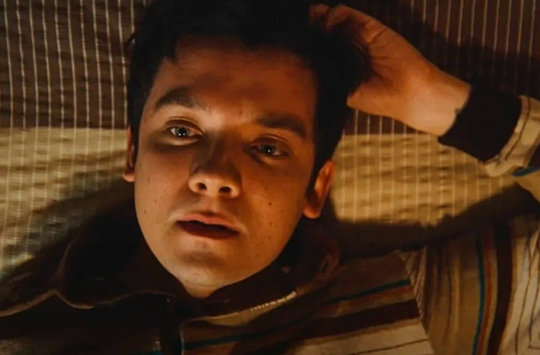 Xem phim Sex Education, t&ocirc;i nghẹn ng&agrave;o nhớ lại ng&agrave;y bố đập vỡ b&aacute;t cơm tr&ecirc;n b&agrave;n, tuổi thơ t&ocirc;i từ đ&oacute; cũng n&aacute;t tan- Ảnh 2.