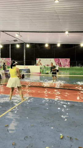 Chưa bao giờ thấy cảnh bì bõm lội nước chơi pickleball như thế này!- Ảnh 1. Chưa bao giờ thấy cảnh bì bõm lội nước chơi pickleball như thế này!- Ảnh 1.