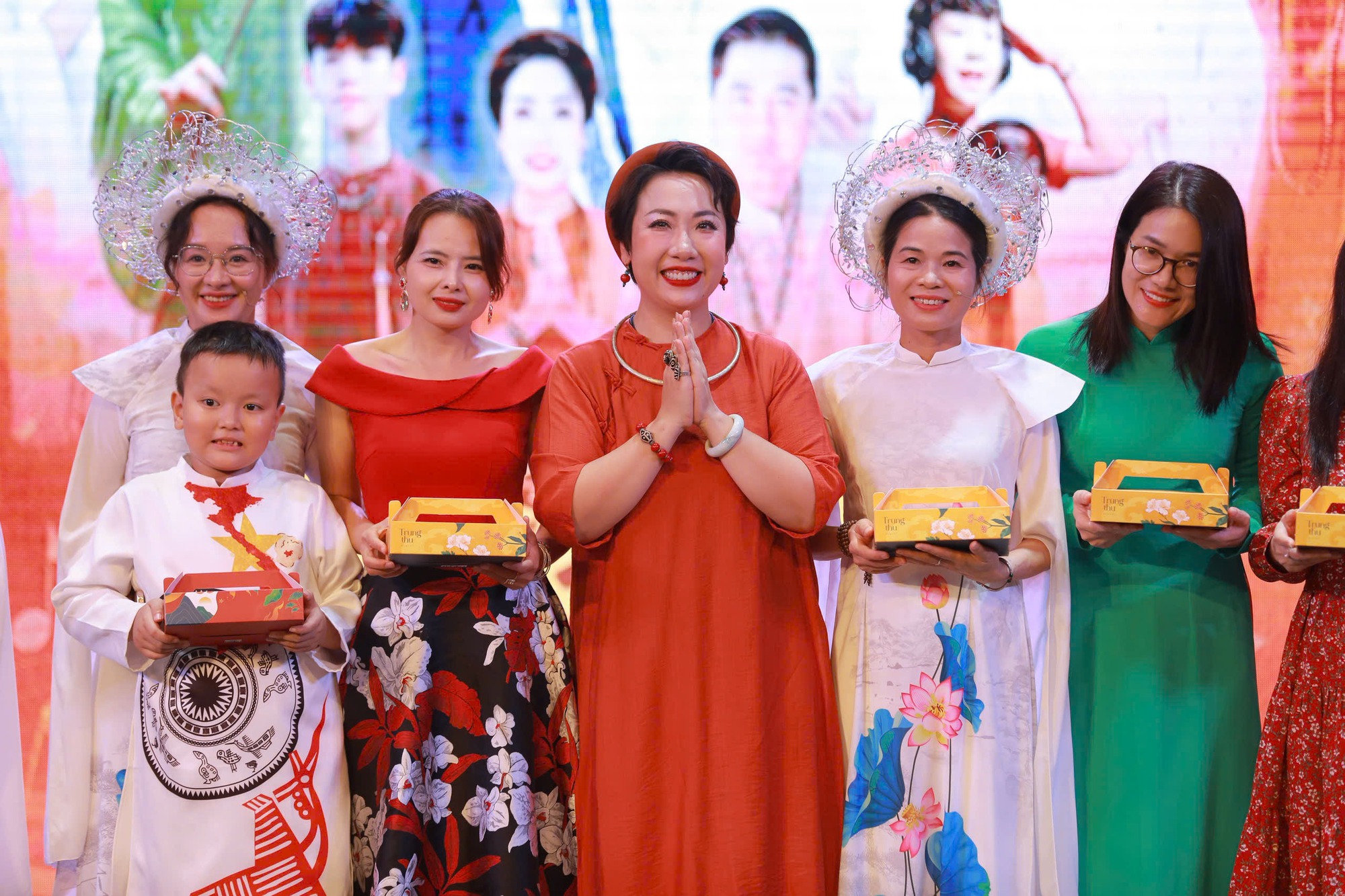 Sao Mai Hiền Anh và dàn nghệ sĩ gạo cội hát trong đêm nhạc ra mắt album Duyên 7- Ảnh 4. Sao Mai Hiền Anh và dàn nghệ sĩ gạo cội hát trong đêm nhạc ra mắt album Duyên 7- Ảnh 4.