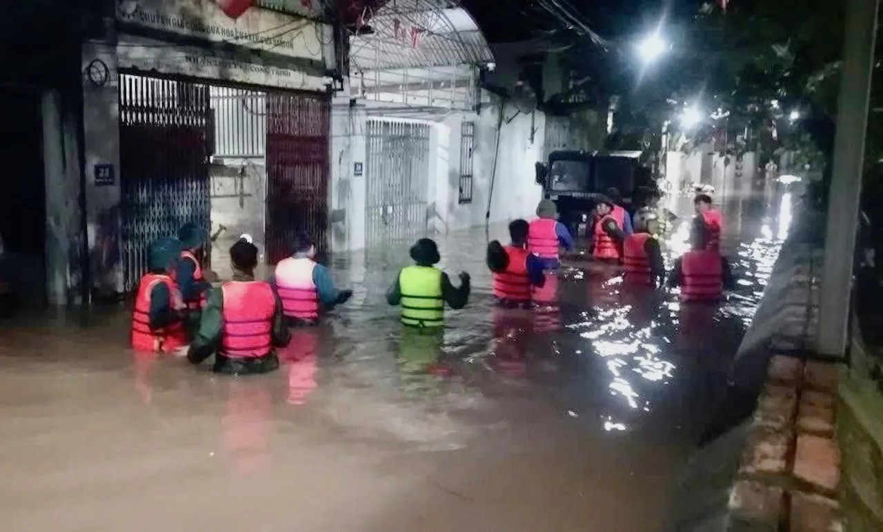 Hà Nội di dời hơn 60 hộ dân trong đêm- Ảnh 1.