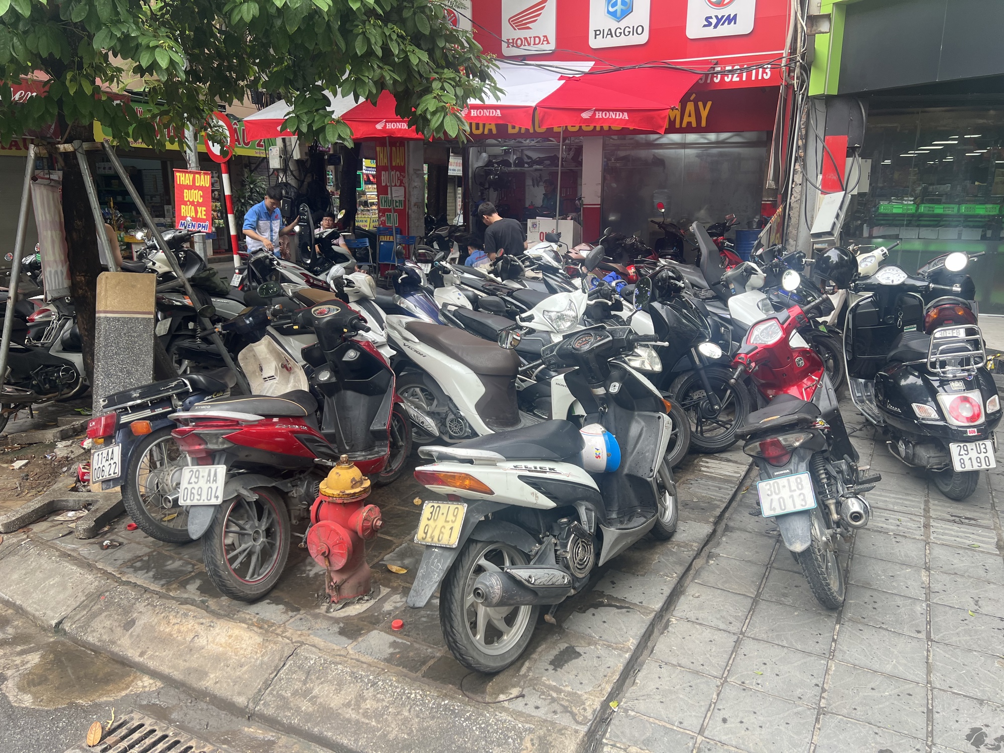 S&aacute;ng 1/10, c&aacute;c cửa h&agrave;ng sửa xe m&aacute;y ở H&agrave; Nội hoạt động hết c&ocirc;ng suất- Ảnh 3.