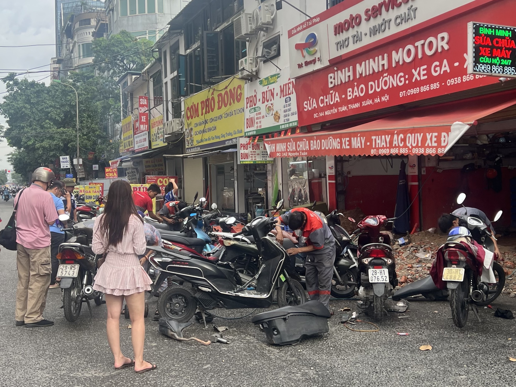 S&aacute;ng 1/10, c&aacute;c cửa h&agrave;ng sửa xe m&aacute;y ở H&agrave; Nội hoạt động hết c&ocirc;ng suất- Ảnh 5.
